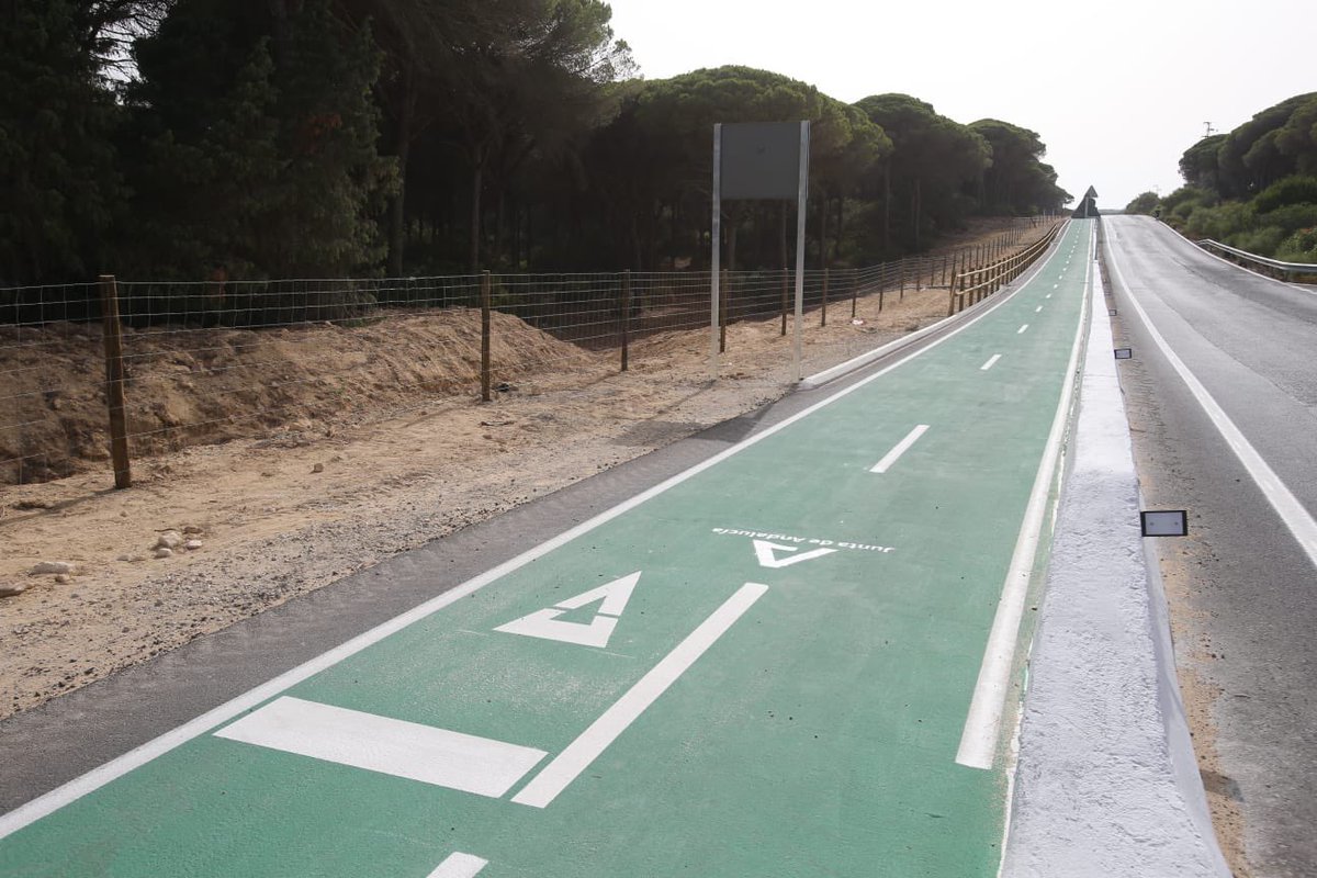 Hemos visitado el tramo de #carrilbici entre #Barbate y #LosCaños que da continuidad a la ruta #Eurovelo8 en la provincia de #Cádiz.

Cofinanciado por fondos europeos #Feder, potencia el #cicloturismo y estrecha lazos de comunicación por bici entre municipios hermanos.