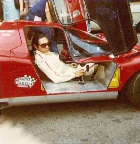 MRKONS's tweet photo. Hoy se conmemora un año más del trágico accidente que cobra la vida de Pedro Rodríguez.
Recordamos a Pedro Rodríguez a 52 años de su muerte. (1940-1971)

El 11 de julio de 1971 arrancaba la carrera denominada las 200 millas de Norisring en Núremeberg, Alemania, el piloto mexicano Pedro Rodríguez tomaba la salida en un Ferrari 512M propiedad de Herbert Müller Racing.

Pedro venía de ganar una semana antes los 1,000 kms de Österreichring a bordo de un Porsche 917K, de hecho Pedro fue un múltiple campeón en el Porsche 917, ese mismo año ganó las 24 horas de Daytona, los 1,000 Kms de Spa-Francorchamps, los 1,000 kms de Monza todos estos triunfos a bordo del Porsche 917K, también ganó el primer lugar a bordo de un Fórmula 1 BRM P153 en la competencia denominada Spring Trophy Oulton Park.

Rodríguez era un piloto muy apreciado en Europa, toda una celebridad que "llenaba" autódromos, pues el público sabía lo competitivo y espectacular de su manejo.
Herbert Müller le ofreció cinco mil dólares por participar en esta competencia, en uno de sus Ferrari 512M, Pedro aceptó competir con el permiso de sus superiores en Porsche, Wyer y Yorke, quienes aceptan de no muy buena gana, incluso podían prohibirle participar, pues en su contrato había una cláusula que así lo indicaba, los directivos del equipo Porsche pensaron que no sería nada malo que un piloto oficial de Porsche conociera a fondo el Ferrari 512M que era in rival directo del 917.

Cuando se disputaba la vuelta 11 de las 200 millas del Norisring el Ferrari de Pedro hizo un extraño, algunos testigos comentan que una llanta se reventó o que un rin se rompió, el auto chocó a gran velocidad contra la base de un puente y quedó envuelto en llamas.

Pedro Rodríguez es declarado muerto en el hospital de Núremberg unas horas más tarde del accidente ocurrido hace 52 años.

En las fotos podemos apreciar los últimos momentos de vida del gran piloto mexicano, que siempre llevaba en su maleta un disco de 45 RPM con el Himno Nacional Mexicano, pues en alguna ocasión que ganó una carrera en los honores a la bandera en el podio de los ganadores, se escucharon las notas de la canción Cielito Lindo en lugar del Himno Mexicano.
¡Cosas que pasan en la vida!
#ChoroHistorico