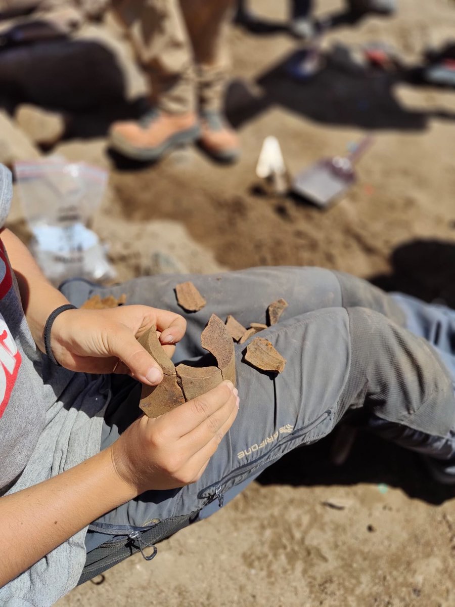 GIAP_ICAC's tweet photo. Exciting finds at Coll de Molleres I! We unearthed remarkably preserved remains, shedding light on the Roman settlement. No fragment is left unnoticed as we meticulously sift through sediment
#Meranges #Transcapes
@ICAC_cat #SomCERCA @iCERCA
➕support of @cultura_cat & @AgEInves https://t.co/wFmYQYwK6C
