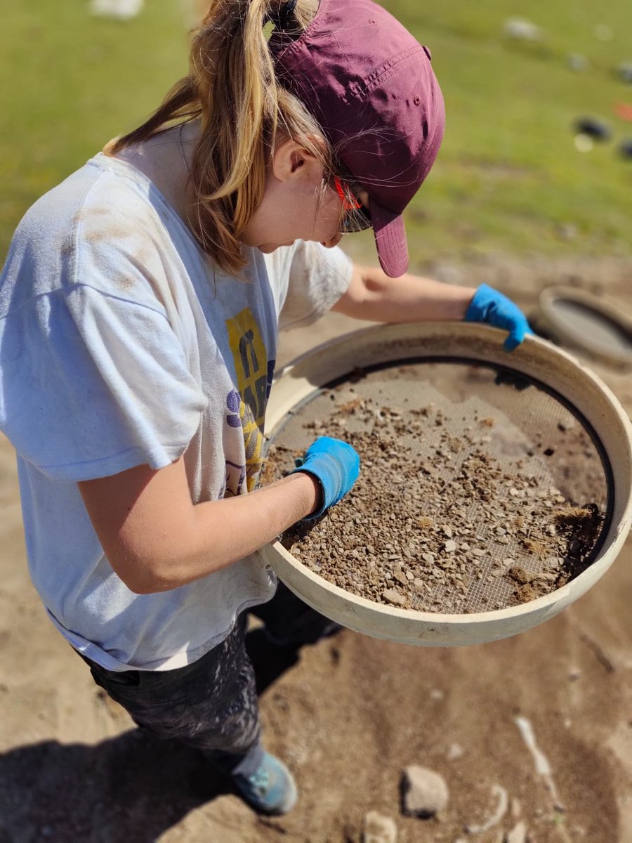 GIAP_ICAC's tweet photo. Exciting finds at Coll de Molleres I! We unearthed remarkably preserved remains, shedding light on the Roman settlement. No fragment is left unnoticed as we meticulously sift through sediment
#Meranges #Transcapes
@ICAC_cat #SomCERCA @iCERCA
➕support of @cultura_cat & @AgEInves https://t.co/wFmYQYwK6C