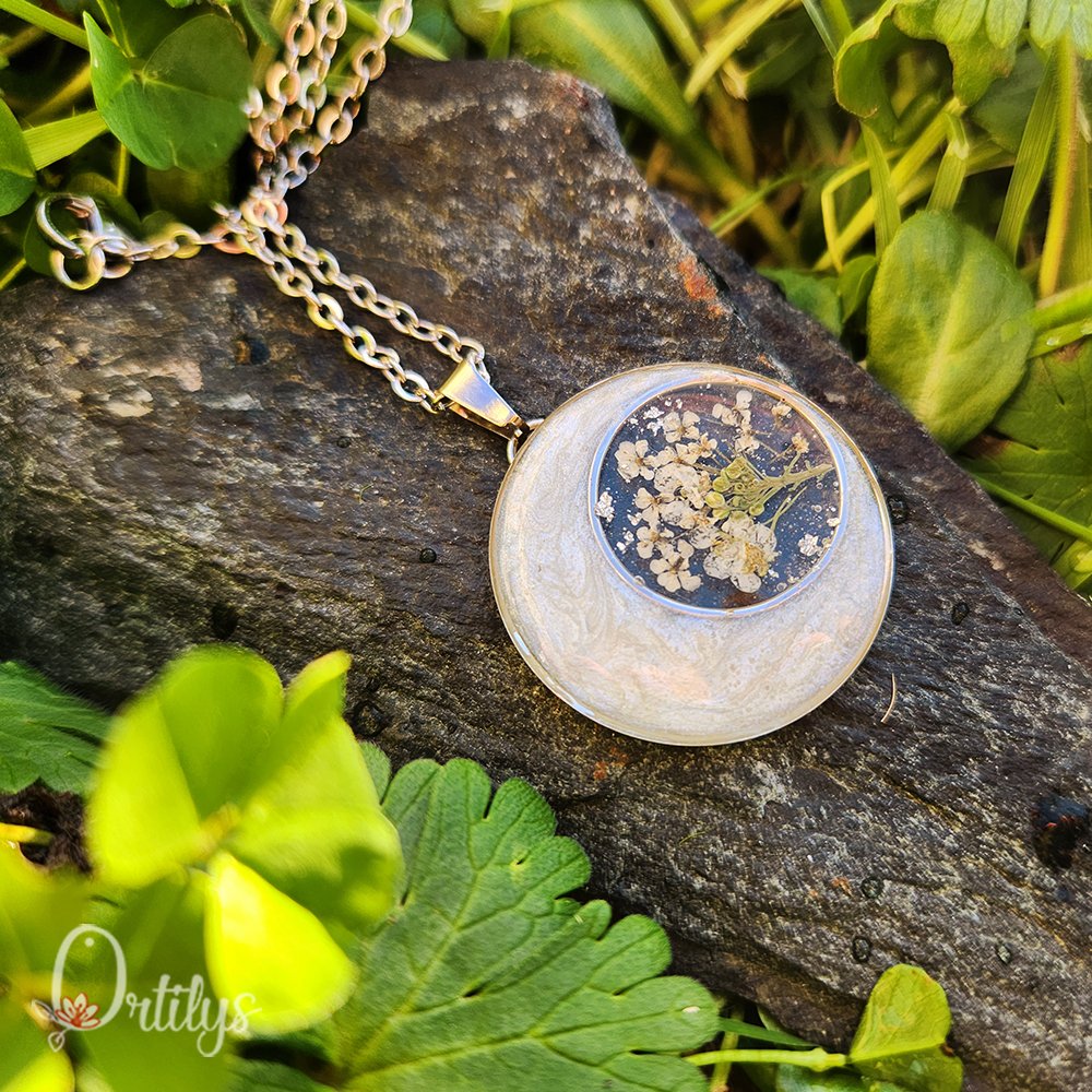 ortilys's tweet photo. Hello Bonjour !

Je créé des bijoux poétiques à partir de fleurs, de feuilles, de plantes. J’aime proposer des bijoux colorés, élégants, et surtout personnalisables, pour que chacun puisse rêver à un bijou unique !
#PortfolioDay https://t.co/wysziiEalg