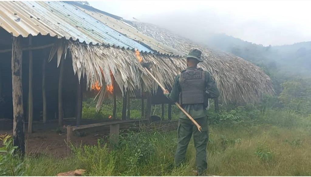 #FANB en el marco de la Operación #CaciqueCayaurima2023 ejecutada en las costas del estado Sucre destruye garita de vigilancia adelantada perteneciente a grupos armados  delincuenciales que violan el ordenamiento territorial y la libertad de tránsito ciudadana.
#IntegrarEsVencer