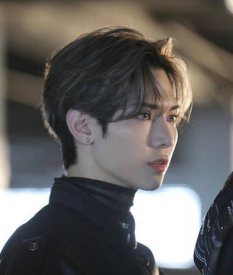 Eyela63's tweet photo. sci-fi au where an ongoing bit is that YS keeps getting mistaken for an advanced android by people who only just met him (quiet, polite, tendency to stare blankly into space, mostly does as he’s told, totally unrealistic face I mean c’mon no one looks like that) https://t.co/XgjSTliLTV