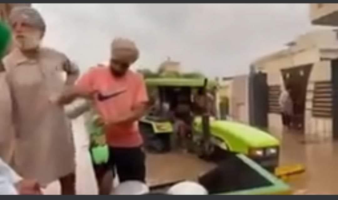 ਫੁਕਰੇ ਜੱਟ ਕੁਦਰਤ ਨਾਲ ਖਿਲਵਾੜ ਕਰਨ ਵਾਲੇ ਵੱਡੇ ਵੱਡੇ ਟਰੈਕਟਰ ਲੈ ਕੇ ਪਹੁੰਚ ਗਏ ਹੜਾ ਵਿੱਚ ਫਸੇ ਲੋਕਾਂ ਲ‌ਈ ਦੁੱਧ ਸਬਜੀਆਂ ਲੰਗਰ ਲੈ ਕੇ ਨਾਲੇ ਫੁਕਰਿਆਂ ਦੀਆਂ ਫਸਲਾਂ ਡੁੱਬ ਗ‌ਈਆਂ, ਫੇਰ ਵੀ ਟਰਾਲੀਆਂ ਭਰੀ ਫਿਰਦੇ ਆ,ਫੁਕਰੇ ਕਹਿ ਕੇ ਭੰਡਣ ਵਾਲੇ ਕੱਟੇ ਕਿਤੇ ਨਜ਼ਰ ਨੀ ਆਏ ।#PunjabFloods2023 🙏🙏