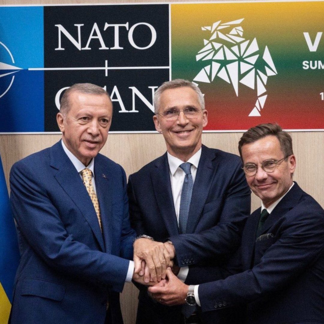 oneflowcom's tweet image. As we&apos;ve seen before, handshakes can be tricky. Maybe next time, skip out on the handshakes and seal it with a @oneflowcom contract instead?

#NATO #Digitalcontracts #agreements