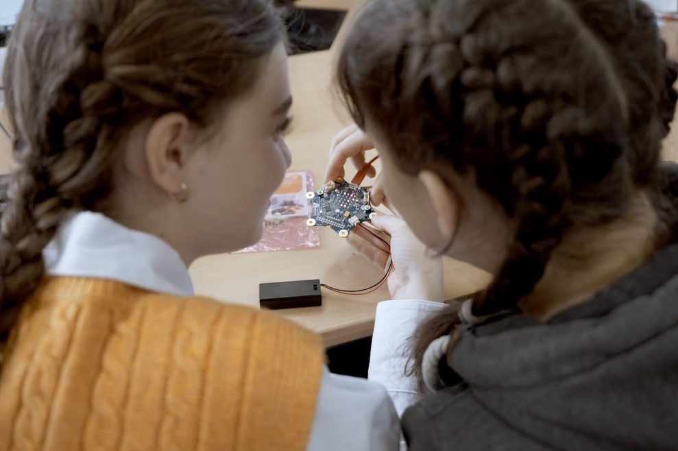 IT2School wirkt! Das zeigt eine Studie. Lehrkräfte schätzen die gute Aufbereitung des Projektes, das Verhältnis von Theorie zu Praxis. Sie geben dem Projekt durchschnittlich die Note 1,75.
Hier geht's zur ganzen Studie: shorturl.at/equU4

#twlz #bildung #MINT #informatik