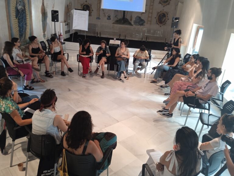 #bancodeproyectoscolaborativos
Más de una veintena de mujeres del movimiento feminista actual se reunieron para debatir sobre similitudes y diferencias con el feminismo de los 70 y 80.

Te lo cuentan de primera mano en esta crónica de #EnredarLaMemoria 

bancodeproyectoscolaborativos.org/cronica-de-la.…