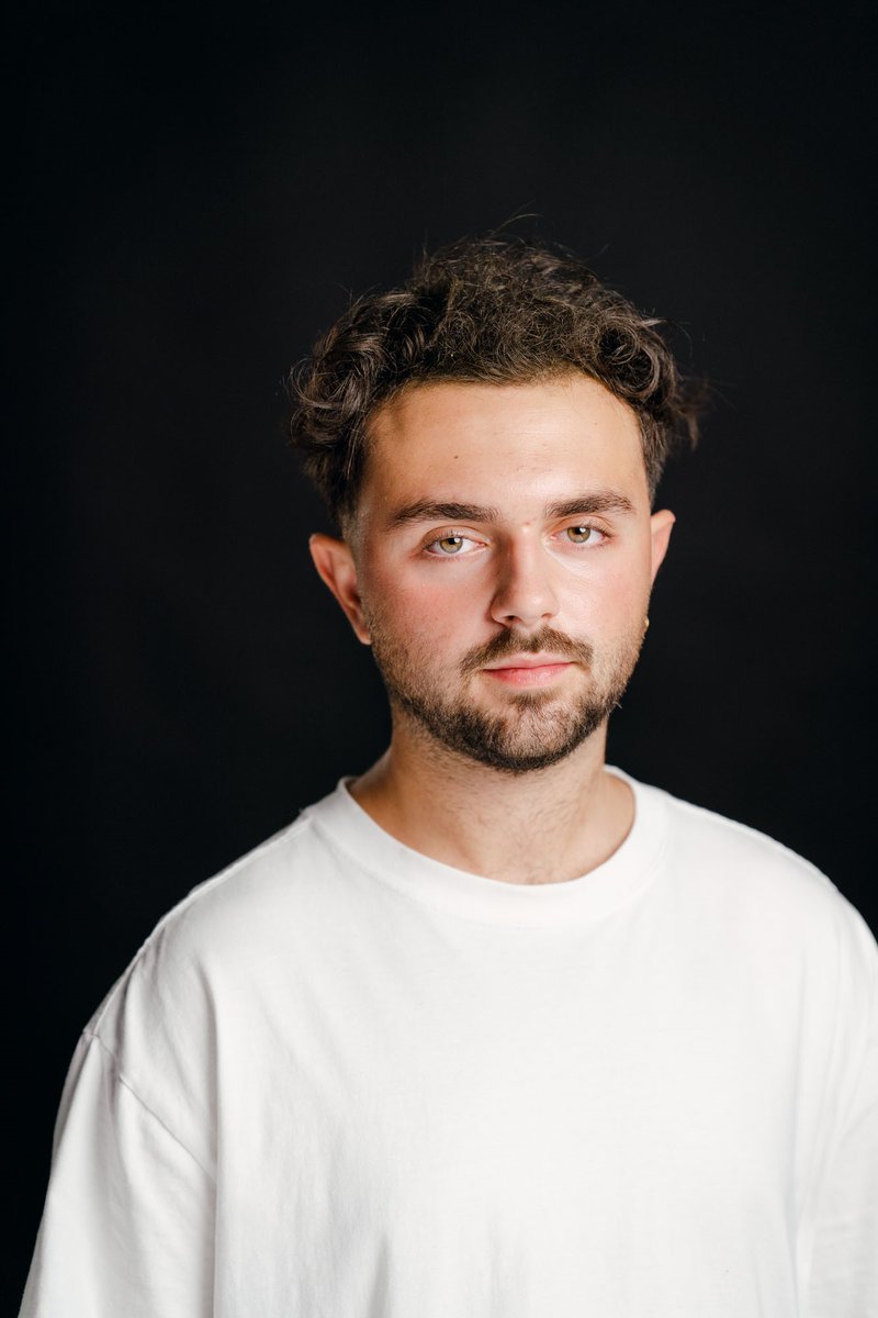 📻Srebrenica darf nicht in Vergessenheit geraten, sagt <a href="/MiskicDennis/">Dennis Miskic</a> im <a href="/oe/">oe</a>-#Europajournal-#Podcast.  Am 11. Juli wird der 8372 Menschen gedacht, die 1995 von serbischen Einheiten ermordet worden sind. Er war der erste 🇦🇹 Auslandsdiener im <a href="/SrebrenicaMC/">Srebrenica Memorial Center</a> 
sound.orf.at/podcast/oe1/oe…