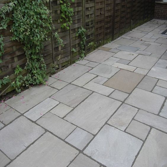 KenningsBuild's tweet photo. Want a low-maintenance patio you can love? Indian Stone Paving slabs are suitable for a wide range of home and garden styles 🏘️

Shop here: https://t.co/q8ny1XzvMl 🛒 https://t.co/qQTko7DslQ