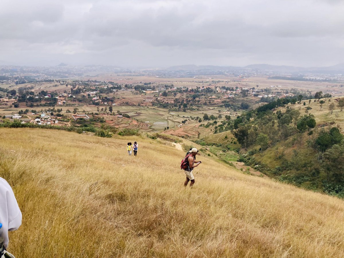triptomada's tweet photo. Notre randonnée à Ivato 🇲🇬👣🌻🌳🌱 #randonnée #positivevibe #nature #voyage #decouverte #ecotourisme #toursmedomestique #tweetvoyage #follow #madagascar #ivato https://t.co/JWvQjDmUJi