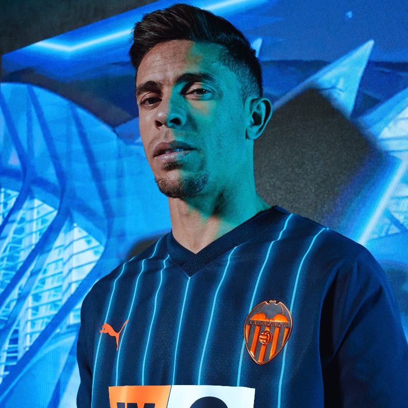 valenciacf's tweet photo. 🆕👕 @pumafootball y el @valenciacf presentan la segunda equipación para la temporada 2023.24

🔵 AWAY FUTURE, FASTER

#ADNVCF 🦇