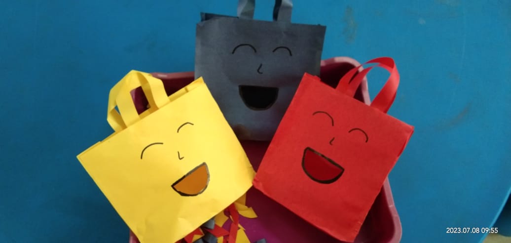 vedic_raigarh's tweet photo. A splash of colors and a touch of creativity! Look at these little Picassos as they decorate these carry bags! They are also learning about colors, and shapes, through ball games. Carry your creativity with pride, little artists!
#vedicraigarh #educationalgames #activityclasses https://t.co/32qYVvf8RW