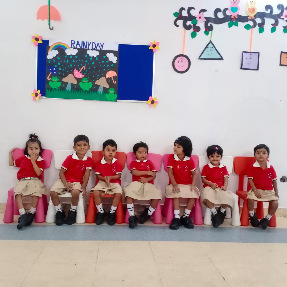 vedic_raigarh's tweet photo. A splash of colors and a touch of creativity! Look at these little Picassos as they decorate these carry bags! They are also learning about colors, and shapes, through ball games. Carry your creativity with pride, little artists!
#vedicraigarh #educationalgames #activityclasses https://t.co/32qYVvf8RW