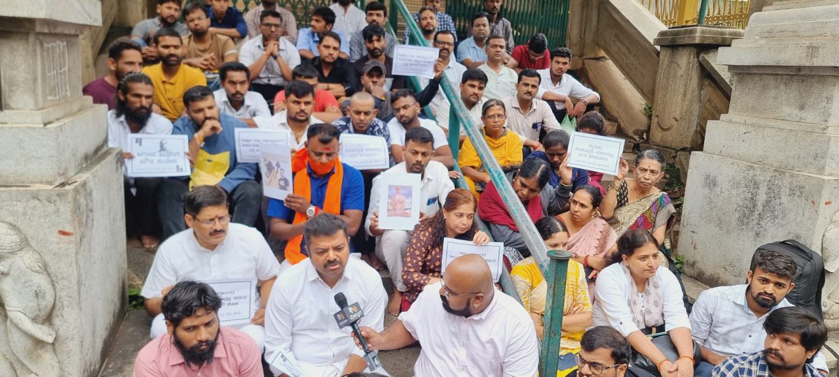astitvam's tweet photo. A silent protest in Bengaluru today against the killings of Jain Sadhu and a @yuva_brigade volunteer Venugopal Nayak. Hope the state listening..
#1 https://t.co/1i2BAMHPZ3