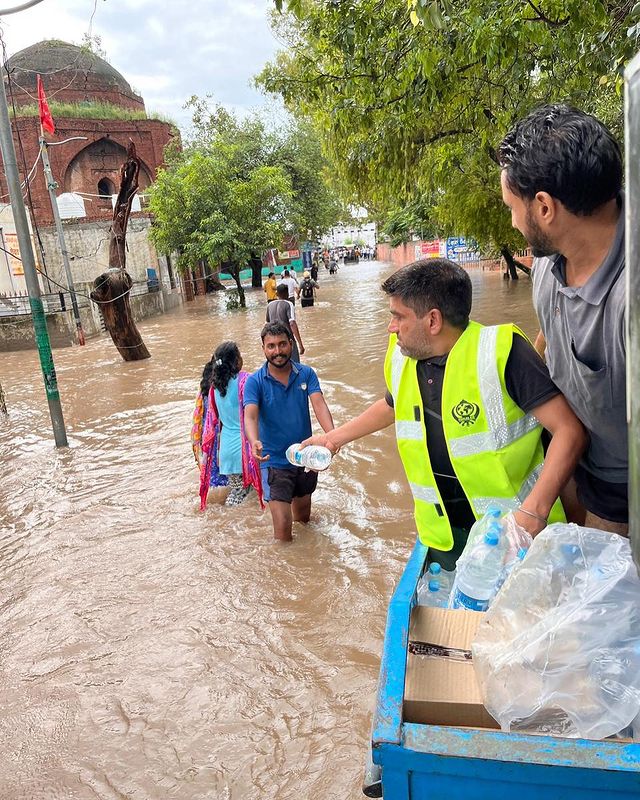 dailypostpunjab's tweet photo. ਪਟਿਆਲਾ ਅਤੇ ਮੋਰਿੰਡਾ 'ਚ ਪਹੁੰਚੇ ਖ਼ਾਲਸਾ ਏਡ ਦੇ ਵਲੰਟੀਅਰ
ਪਾਣੀ ਤੇ ਖਾਣ ਦਾ ਸਮਾਨ ਵੰਡ ਕੇ ਕਰ ਰਹੇ ਲੋਕਾਂ ਦੀ ਮਦਦ
#Patiala #Morida #Punjab #KhalsaAidTeam #Volunteer #Reached #FloodArea #Distribute #Water #Food #Peoples #GalleryPics #Dailypostpunjabi #Dailypost https://t.co/w9j3gV6Bd0