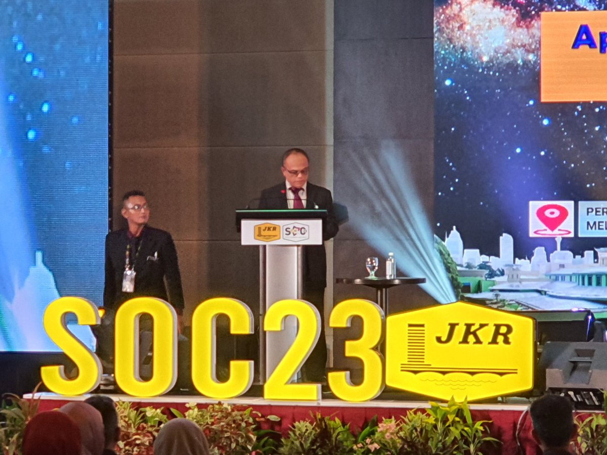 Pembentangan pertama yang disampai oleh YBrs. Tuan Adnan bin Ismail,TKP (Penyelidikan dan Pembangunan), Agensi Angkasa Malaysia (MYSA) dgn tajuk " Aplikasi Teknologi Angkasa Bagi Pangurusan Pembangunan Fizikal" di Persidangan Pegawai Kanan (SOC) JKR Malaysia Tahun 2023.