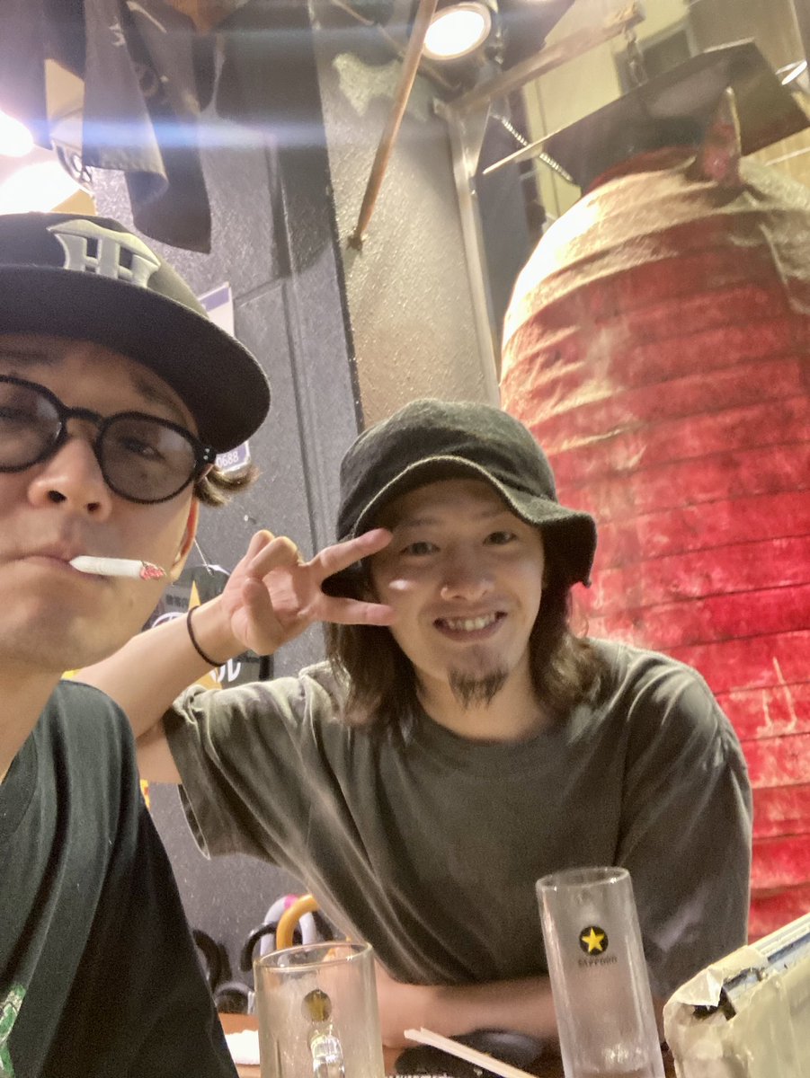 keitaeatworld's tweet photo. 昨日。
ゲネしてPAシュンジと一杯。終電接続ミスって半ベソ帰宅。
#thefoobars https://t.co/AjaKqEMjqL