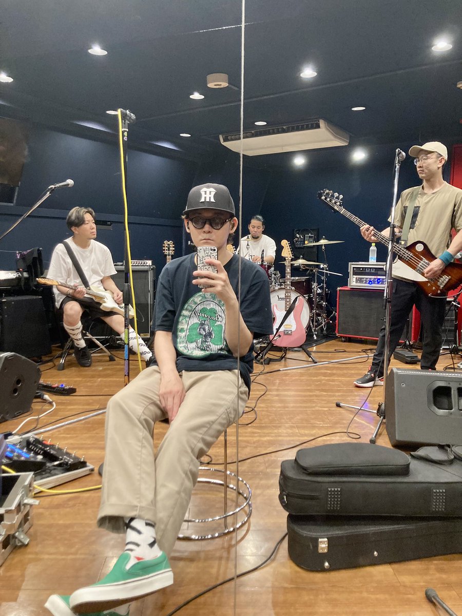 keitaeatworld's tweet photo. 昨日。
ゲネしてPAシュンジと一杯。終電接続ミスって半ベソ帰宅。
#thefoobars https://t.co/AjaKqEMjqL