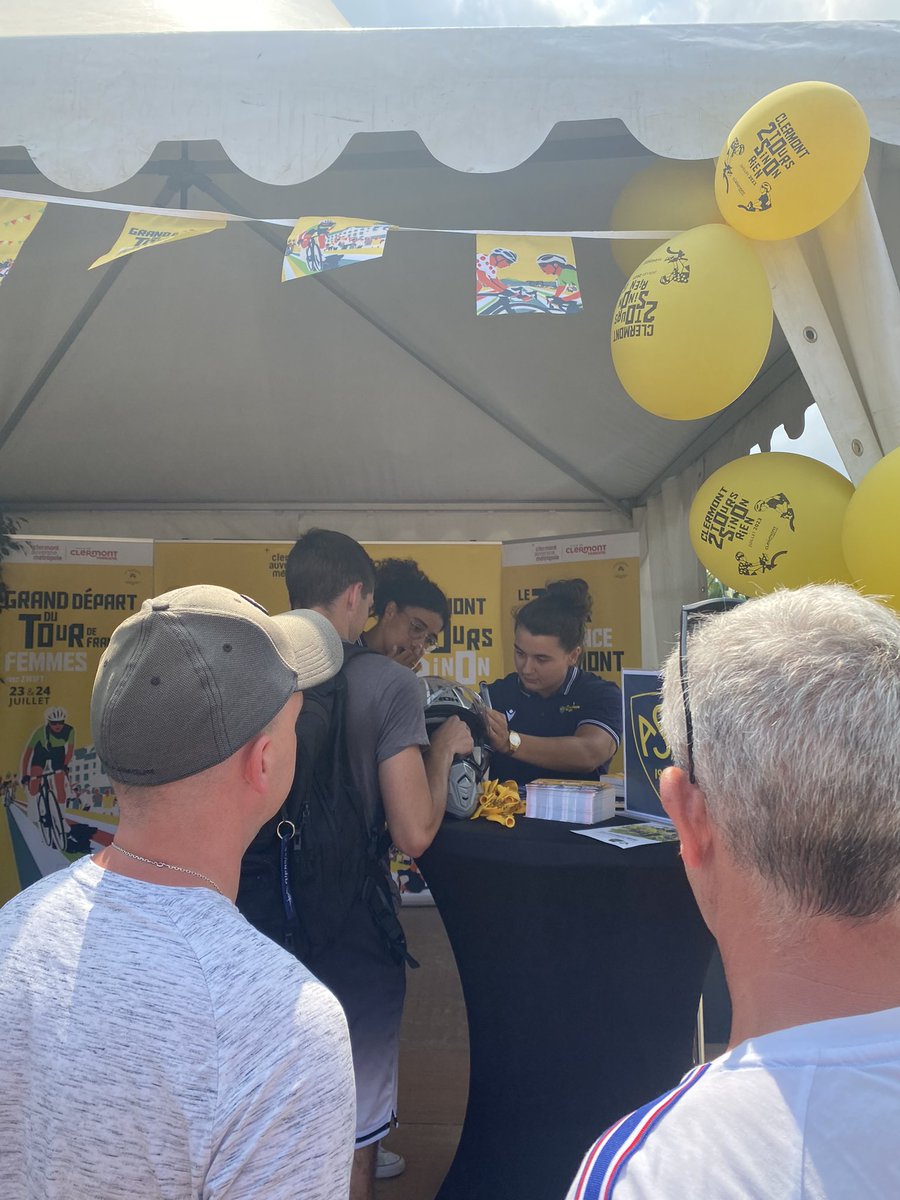 💛💙Nos joueuses de l'ASM Romagnat étaient présentes hier après-midi à la Fan Park du Tour De France 🚴‍♂️ Au programme, séances de dédicaces, rencontres et échanges avec petits et grands 🤩 #asmromagnat #tourdefrance #villedeclermont #fanpark