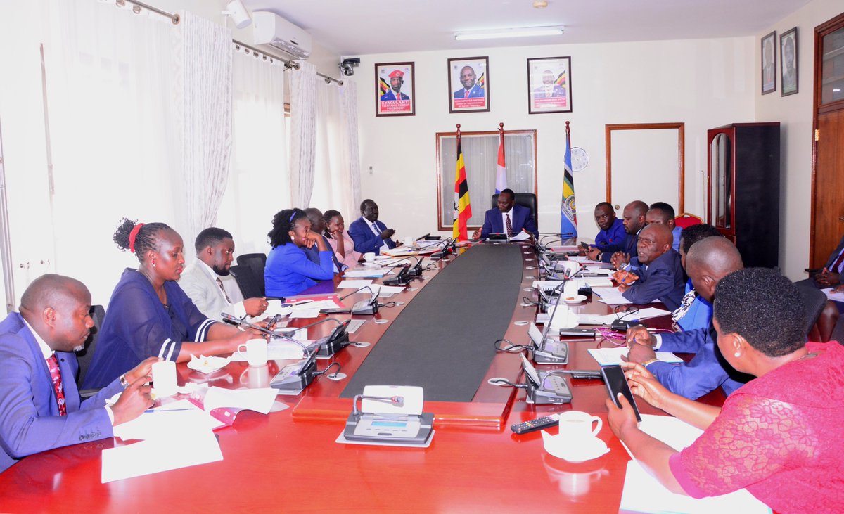 LoP_Uganda's tweet photo. During our Cabinet meeting this morning, the LOP @MathiasMpuuga announced that after a two weeks break, #LOPOversightTour resumes next week in greater Masaka before moving to greater Mubende, Busoga &amp; Teso sub-regions. #AccountabilityAndService https://t.co/tMkreYy3Uo