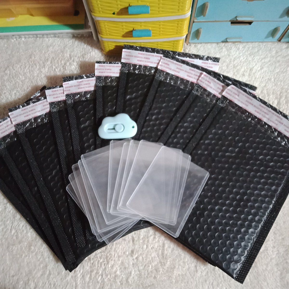 frlhoonki_'s tweet photo. Bubble mailer, toploaders and cutter came home safe thankyou sm! @pwttythings
#riksbudols_ #riksmail_ https://t.co/DiBUvgnNjE