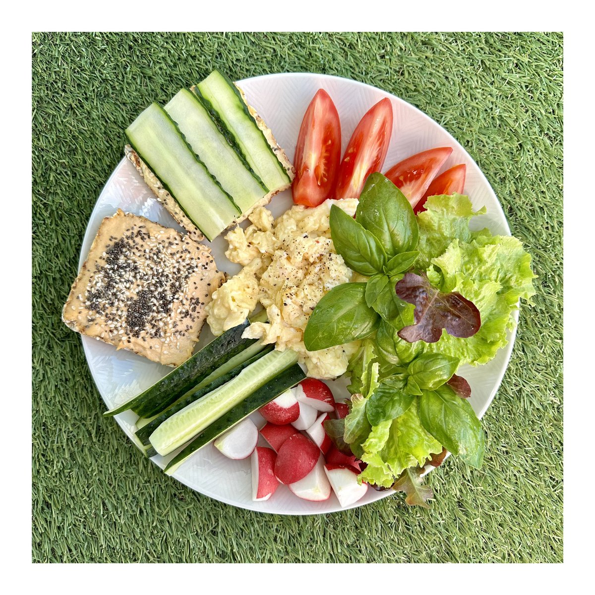 Скрэмбл (яйкі, міндальнае малако, соль, сумесь перцаў, абсмажаны на алеі авакада)
Хлябцы з грэчкі
Паштэт з сёмгі
Хумус
Насенне кунжуту і чыа
Агурок
Памідор
Радыска
Салата Лолла
Базілік
#сняданак #мова #беларусь #сняданаккожныдзень #keto