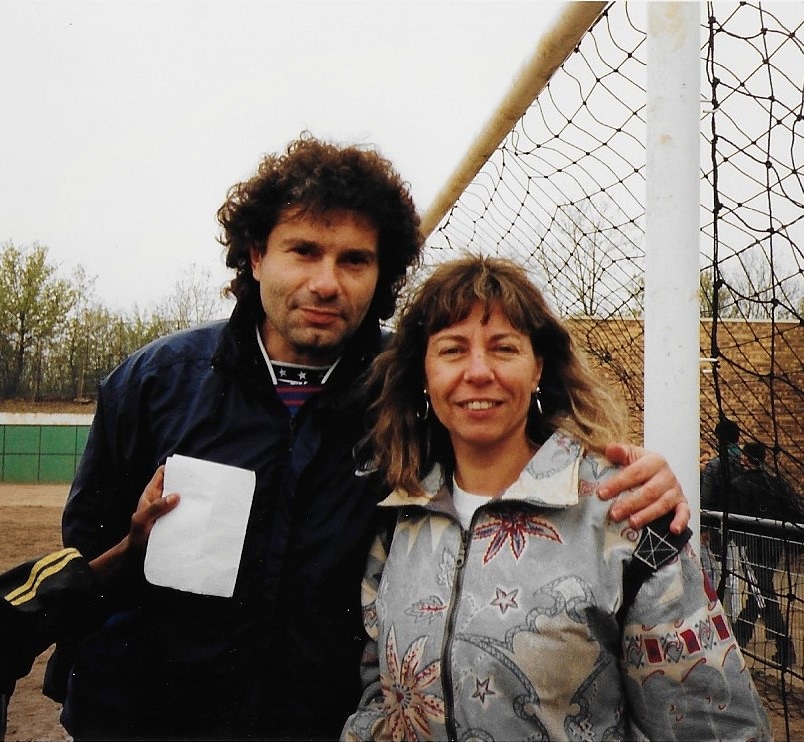 NavetBenjamin's tweet photo. Ma mère et Joël Bats, gardien du PSG à la fin des années 1980 puis membre du staff et co-entraîneur. Camp des Loges, printemps 1995.

📸: collection personnelle @NavetBenjamin 

#PSG #Supportrice #TeamPSG #PSGFamily https://t.co/EdeppfPO76