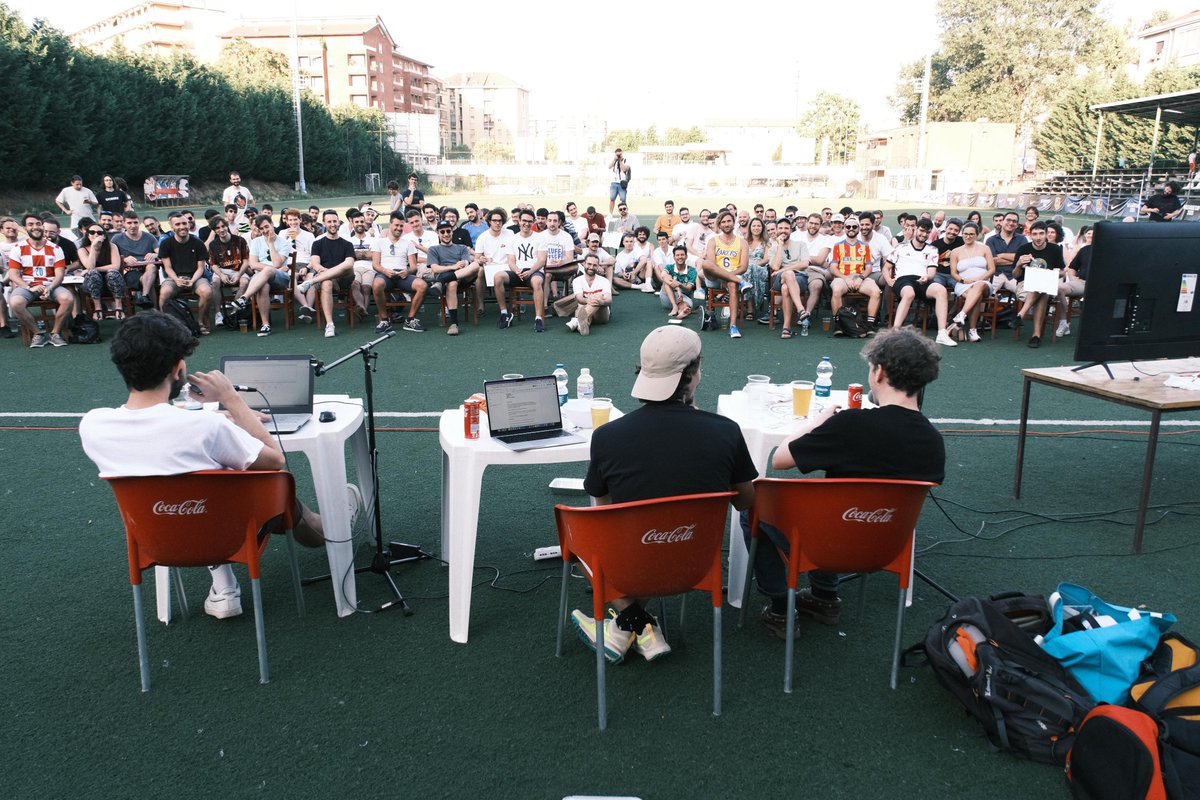 Sirene letterali, power ranking sui gelati e un quiz sui soprannomi creati da Carlo Pellegatti: è online una nuova puntata di Pendolino, registrata (come potete vedere) dal vivo a Milano.

La potete sentire qua, se usate Spotify: open.spotify.com/episode/76SfDS…