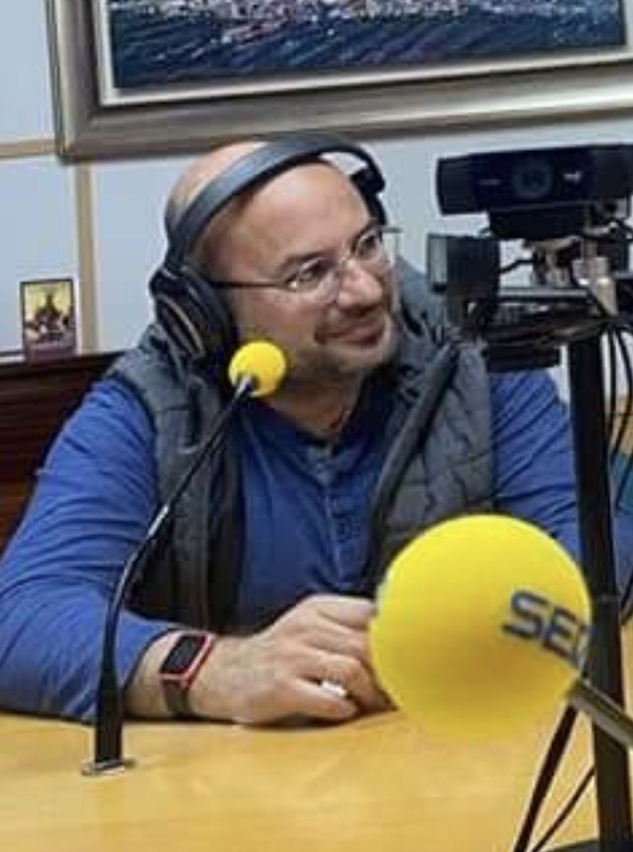 Juliomillanjaen's tweet photo. Hemos perdido a Rafael López-Sidro López, trabajador del Ayuntamiento de #Jaén y una gran referencia en la #EducaciónSocial .

Comprometido, con un gran talante para afrontar todos los retos y situaciones y siempre con gran humanidad. Se va joven y deja una gran huella. #DEP https://t.co/OTFsExiZGl