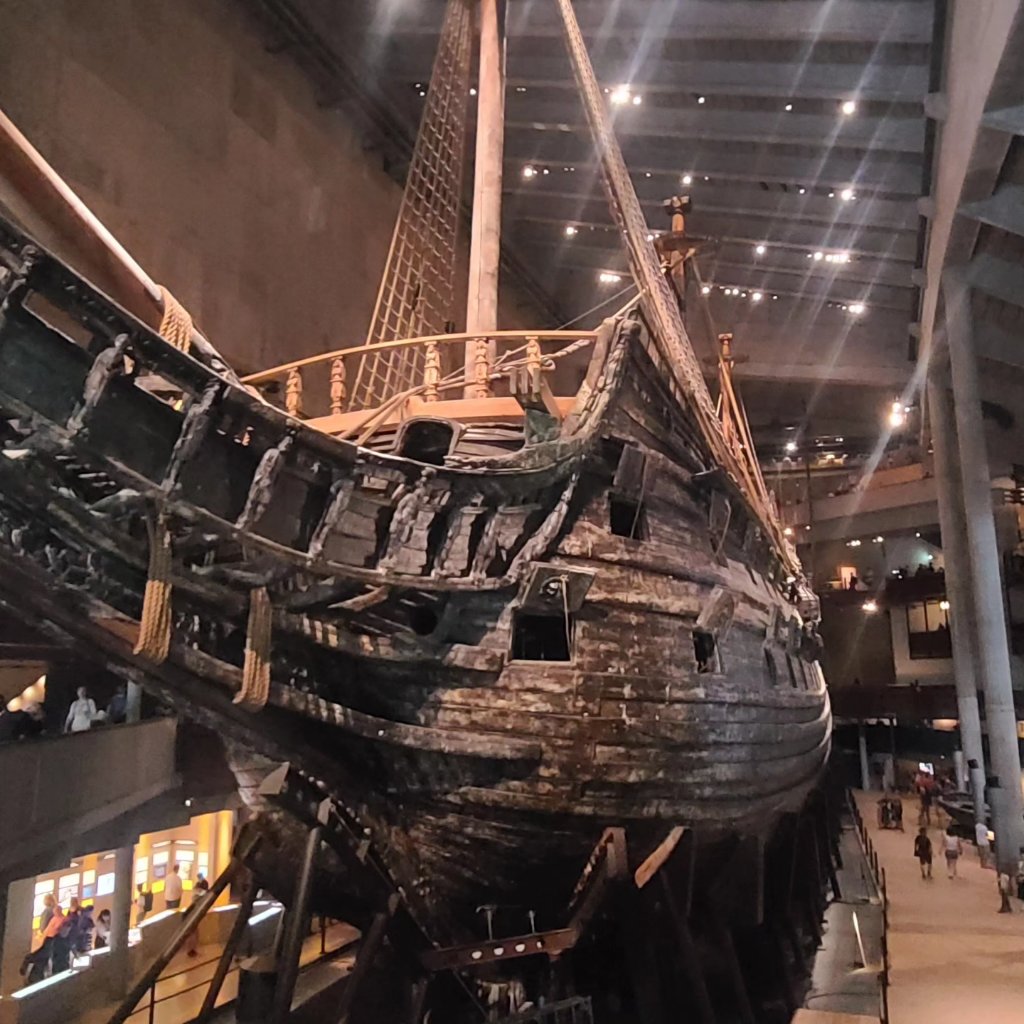 Hobletsonthego's tweet image. The Vasa museum in Stockholm is home to the Vasa the only preserved 17th century ship. It was a warship designed to be a symbol of power but it sank 20 minutes into its maiden voyage. In lay on the floor of the harbour in Stockholm for 300 years before being raised and restored.
