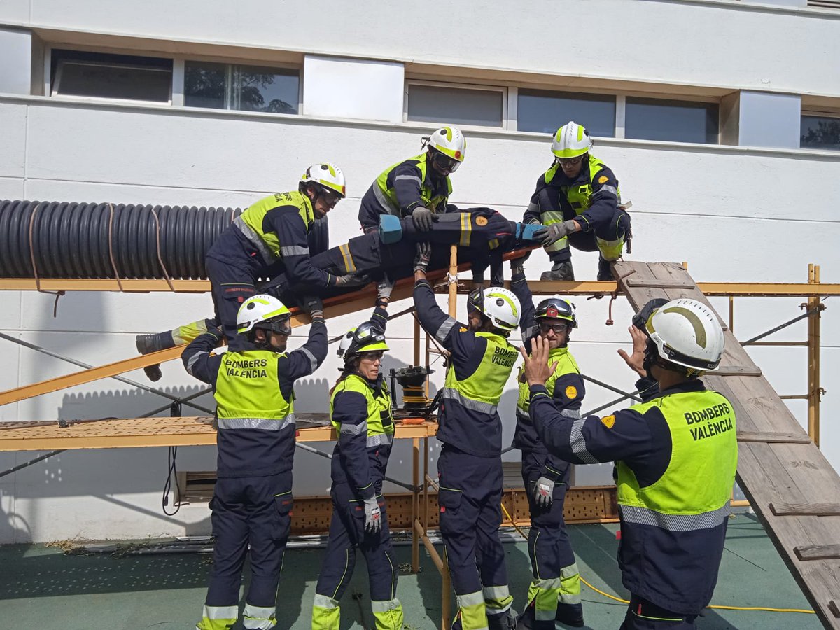 bomberosvlc's tweet image. #Formaciócontínua
Pràctica de rescat 
persona caiguda en obra i amb tres ferros travessats
Parc Campanar
@AjuntamentVLC