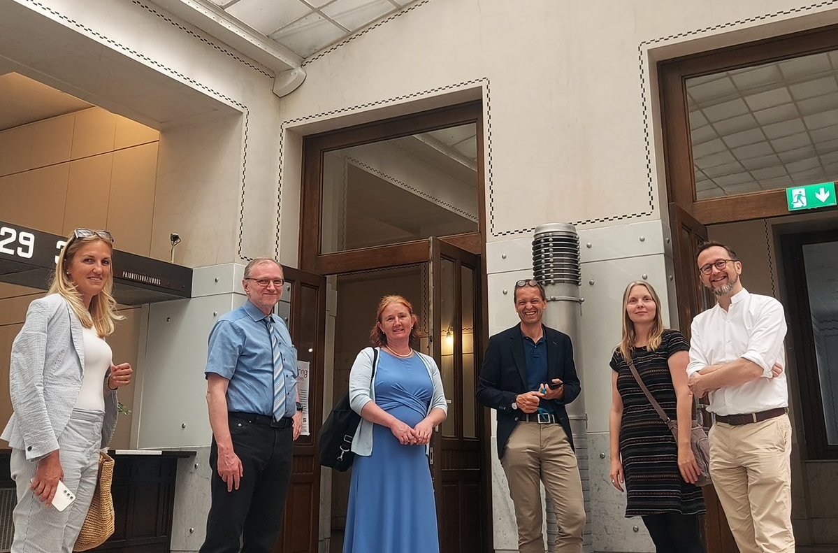 V petek, 7. 7. 2023, je v. d. direktorja ARIS dr. Špela Stres s sodelavci obiskala avstrijsko agencijo FWF, kjer so se seznanili s financiranjem raziskovalne dejavnosti v Avstriji ter z aktivnostmi avstrijske agencije FWF na področju inovacij.