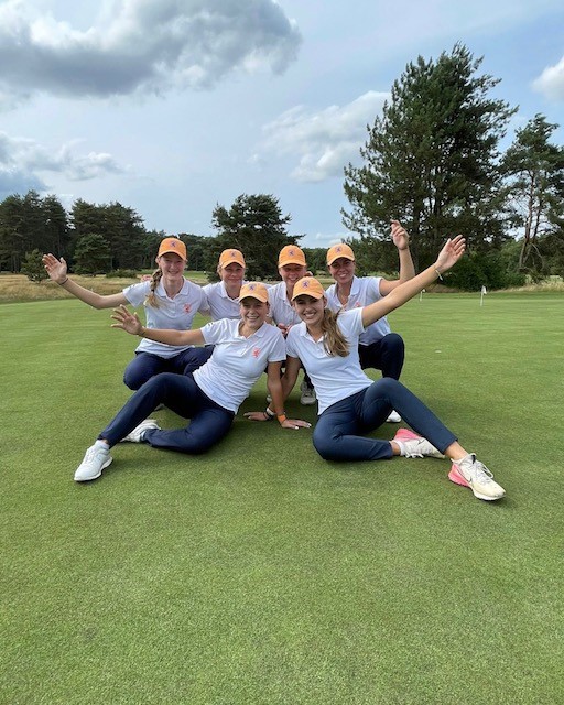 Het ELTK is begonnen, volg de scores van #TeamNLGolf!
⛳ Girls (📷) bit.ly/43qfNf3 
⛳ Boys bit.ly/3rd0Y27 
⛳ Heren bit.ly/3DcL1eY
Preview op #GOLFNL ➡️ bit.ly/3D9Ujsc
#TeamNL #EGA
