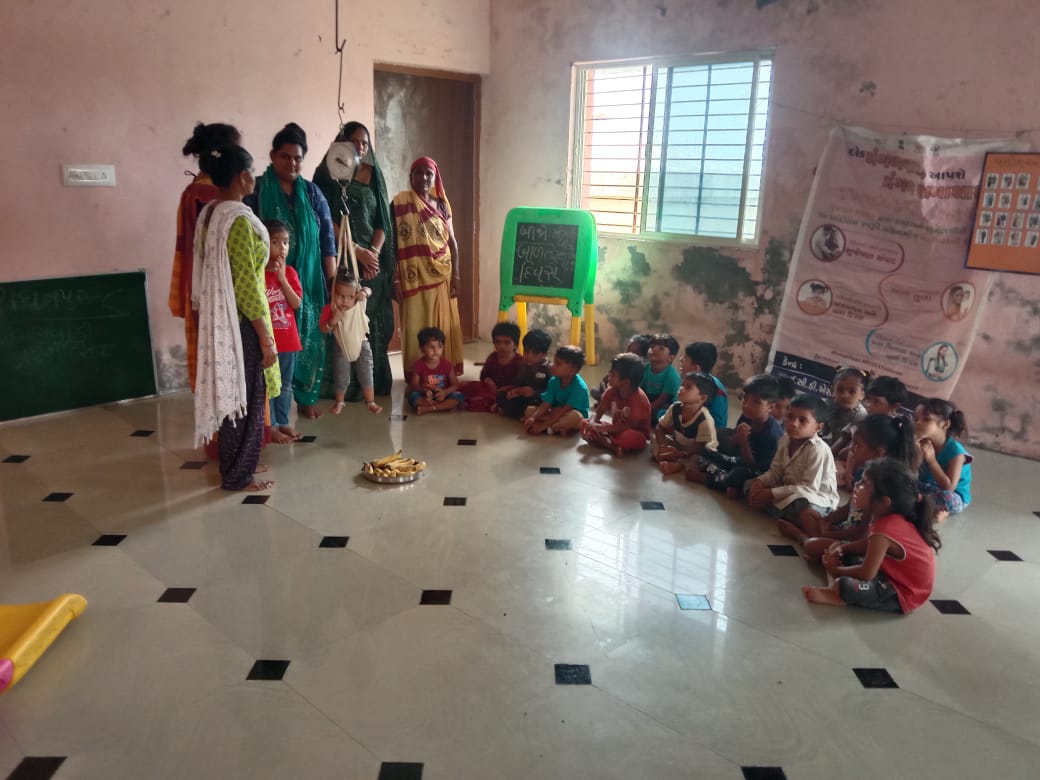 આંગણવાડી કેન્દ્ર – રાધનપુર ૦૮ માં આજ રોજ બાળતુલા દિનની ઉજવણી કરવામાં આવેલ, જેમાં આંગણવાડી કેન્દ્રમાં નોધાયેલ ૦ થી ૫ વર્ષના બાળકોનું વજન તથા ઊંચાઈ કરવામાં આવેલ હતી