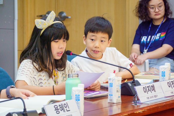 국회 등원한 초등학교 4학년 이지예 아동 활동가의 제안
"모든 어린이가 (카페 내) 물건을 망가뜨리는 것은 아닙니다. 문 앞에 '노키즈존'이라고 써놓지 말고 '여기선 조용히 해주세요'라고 써놓으면 어떨까요?" 
n.news.naver.com/mnews/article/…