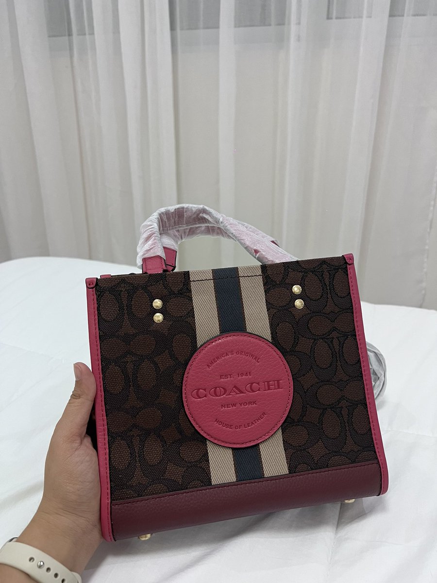 TuazonMiriam_'s tweet photo. hiii im selling most of my bags &amp; other brand new ones https://t.co/P6O0lBXKQP