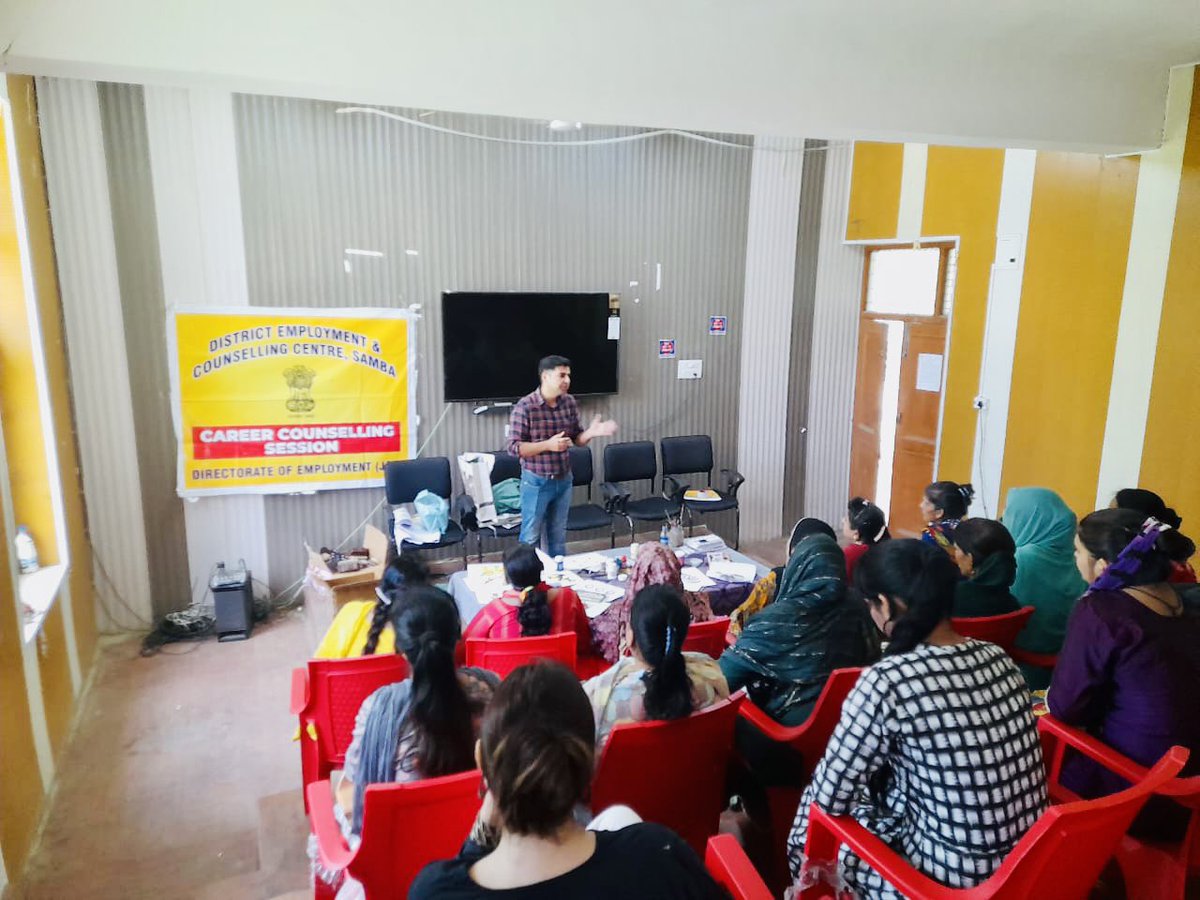 DeccSamba's tweet photo. Counselling session organised by Career Counselling Officer, DECC Samba regarding various govt sponsored self employment schemes for the trainees at Samba ; trainees are undergoing 3 months skill upgradation training program for Calico printing by Handicraft Deptt under SANKALP https://t.co/mwRyh4eTao