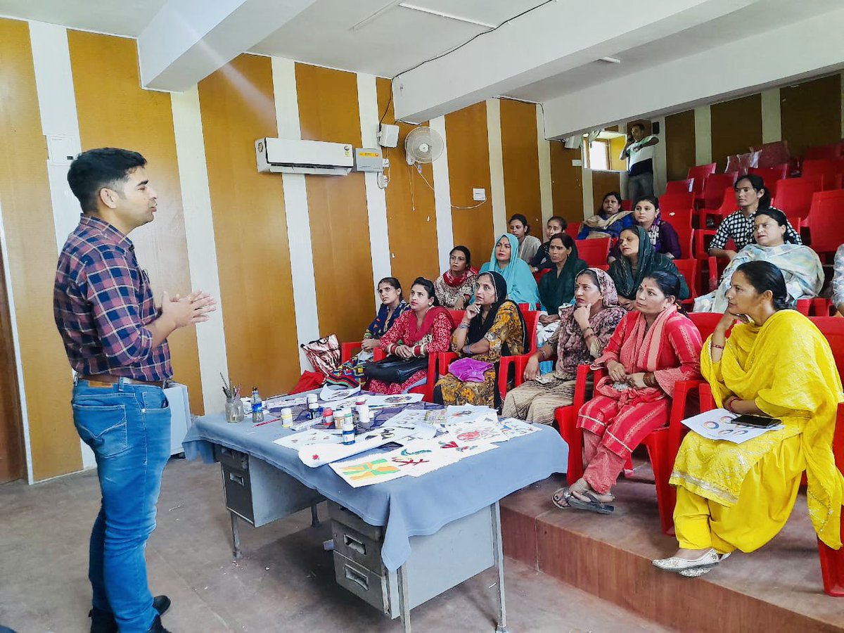 DeccSamba's tweet photo. Counselling session organised by Career Counselling Officer, DECC Samba regarding various govt sponsored self employment schemes for the trainees at Samba ; trainees are undergoing 3 months skill upgradation training program for Calico printing by Handicraft Deptt under SANKALP https://t.co/mwRyh4eTao