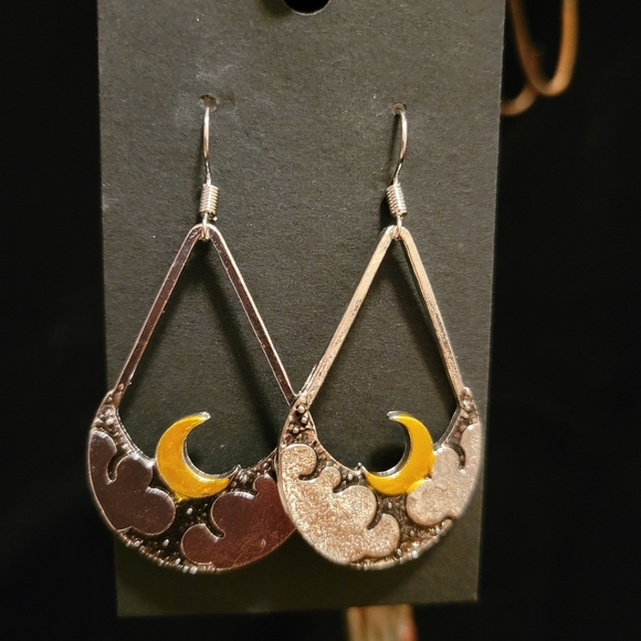 So good I had to share! Check out all the items I'm loving on <a href="/Poshmarkapp/">Poshmark</a> #poshmark #fashion #style #shopmycloset #johngalliano: posh.mk/sT0vSK6hlBb