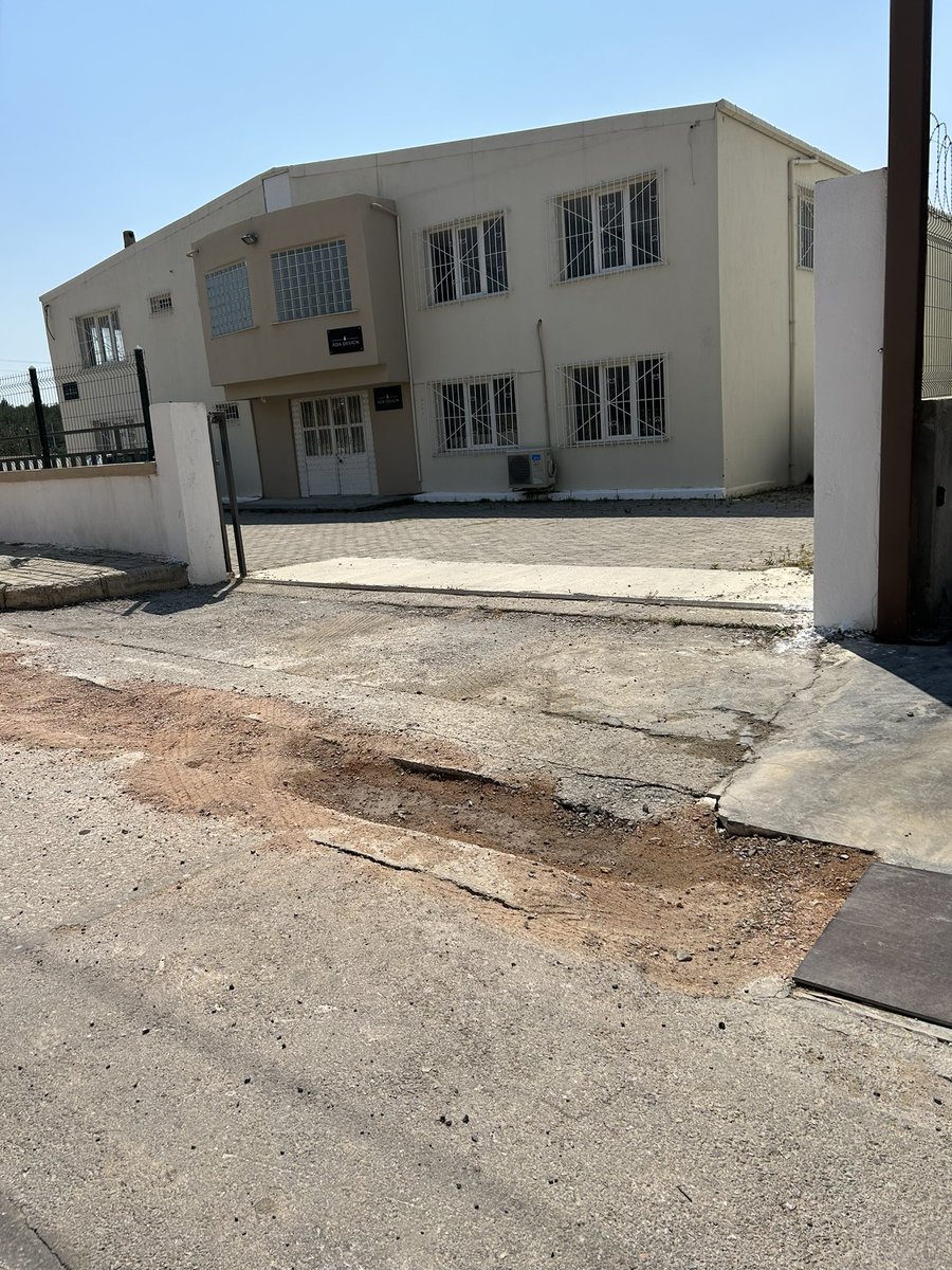 3 hafta önce işyerimizin önü kazıldı ve bu halde bırakıldı. Burası bir fabrika, bir işletme, mal iniyor çıkıyor müşteri geliyor gidiyor. Gaziemir belediyesi fen işleriyle görüşüldü sadece geçiştiriyor. Acil bu sorunu çözmenizi talep ediyorum <a href="/izmirhim/">İzmir HİM</a> <a href="/GaziemirBel/">Gaziemir Belediyesi</a>