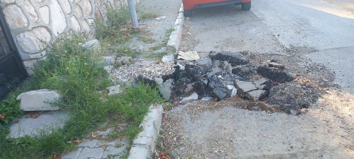 pnrcosar's tweet photo. @izmirhim @izmirbld @tuncsoyer kapımın onu maalesef tüm aramalara açılan bütün kayitlara rağmen düzeltilemiyor niye diye sorabilirmiyim?çünkü geri dönüşolarak söylenen kayıtaçıyoruz birimlerimiz gelip kontroledicek oluyor.neyi kontrol edeceksiniz bilemiyorum buyurun fotoğrafları https://t.co/aBGgyjiojT