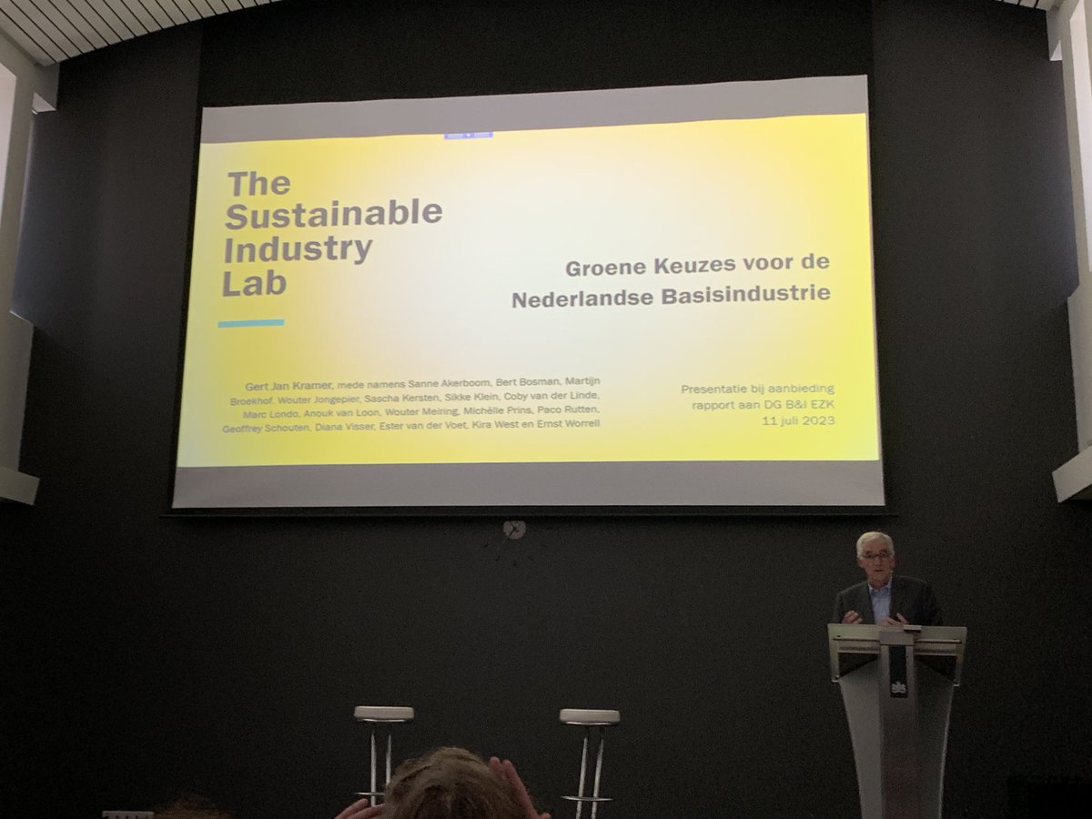 MarnixKoopmans5's tweet photo. Gert Jan kramer van het sustainable industry lab presenteert zijn rapport over de toekomst van de basisindustrie bij het ministerie van Ezk. https://t.co/GK8pIhQkzi
