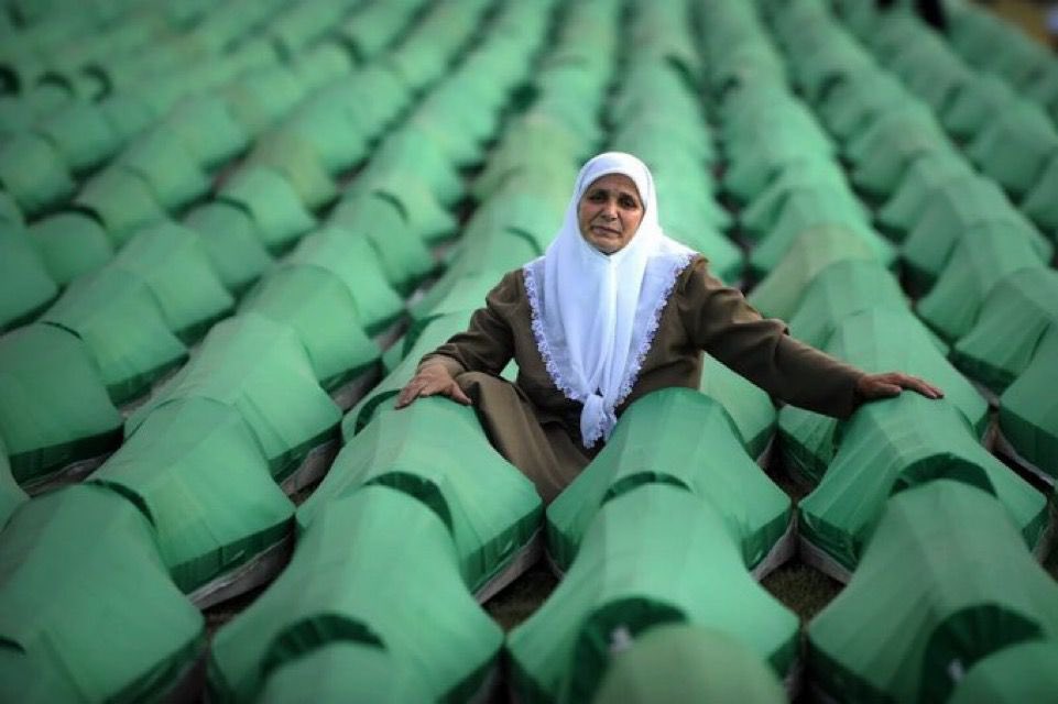 Ne yaparsanız yapın, soykırımı unutmayın.
Çünkü unutulan soykırım tekrarlanır.
Aliya İzzetbegoviç

Ruhları şâd olsun 🤲🏻
#Srebrenitsa
#SrebrenitsaKatliamı