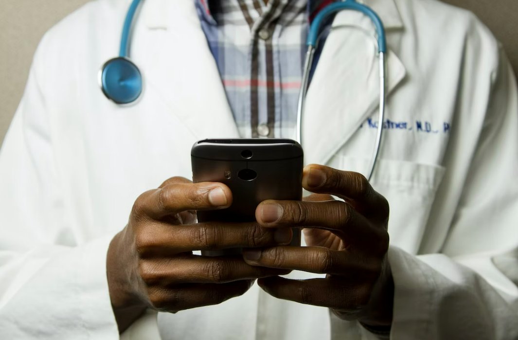 As celebrations for #NHS75 continue, wanted to share some of @B_I_Tweets' most interesting and impactful work in healthcare settings around the world. 

Buckle up - it's a long one, team!  (1/n) 🧵