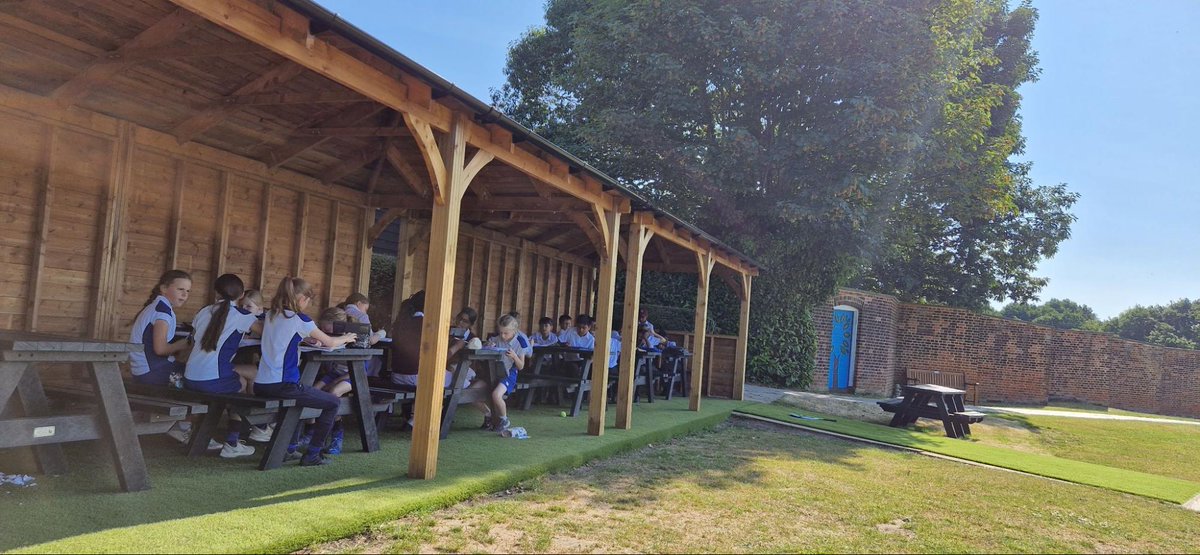 Brentwood_Prep's tweet image. A huge thank you to @fobs_social for our brand new gazebo, which overlooks the Astro. Importantly, the gazebo also helps us celebrate the memory of Aaron Ball, who loved this school area, playing football on the School Astro.

#FoBS #Fundraising #Gazebo #WeAreBrentwood
