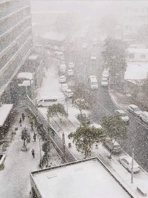 chimenedutoit's tweet photo. Johannesburg South Africa, yesterday, snowing https://t.co/FXCDmKzOXP