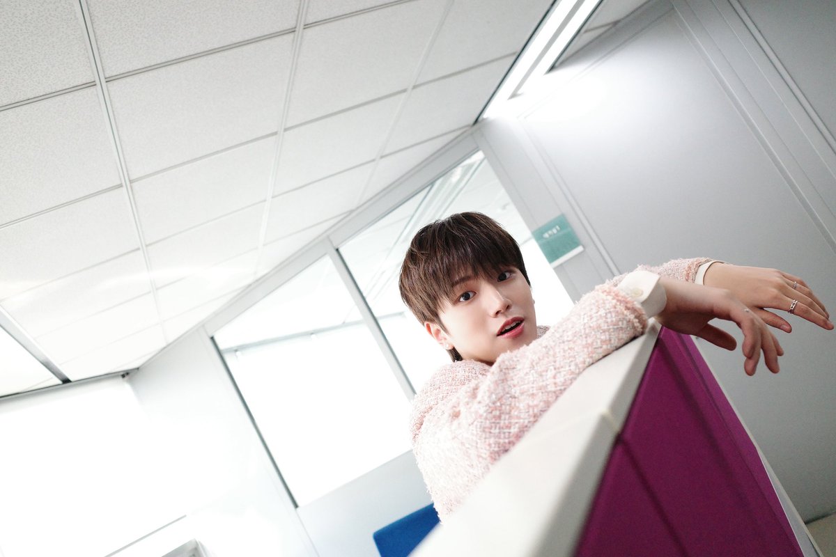 옆집 창문으로 우연히 마주친 그
그리고 깜짝 놀라는 그
그의 이름은 #RIWOO #BOYNEXTDOOR