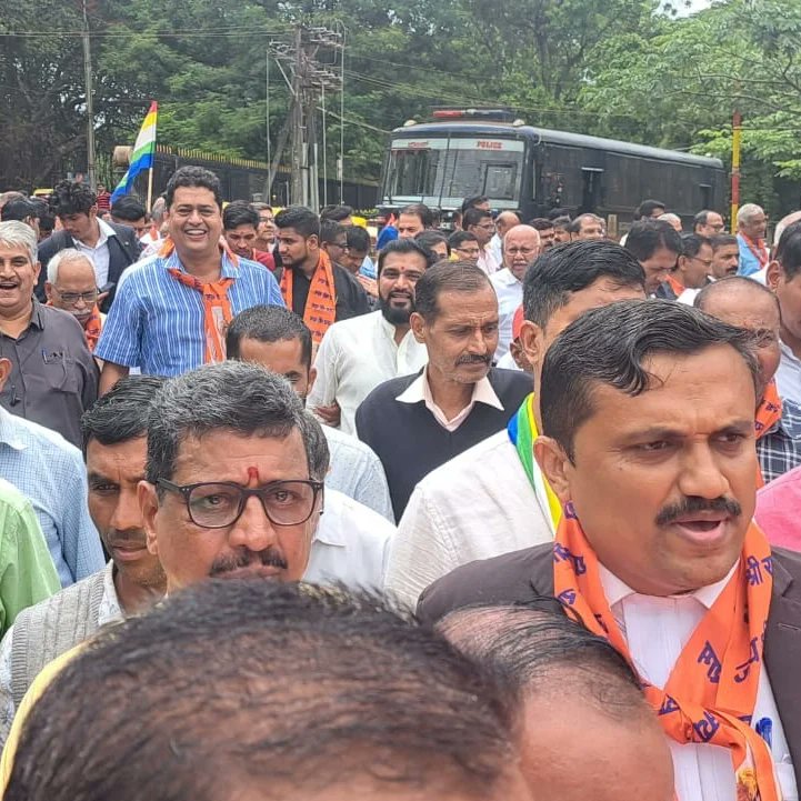 maheshvm8005's tweet image. ಇಂದು ವಿಶ್ವ ಹಿಂದೂ ಪರಿಷತ್ ಬಜರಂಗದಳ ವತಿಯಿಂದ ಬೆಳಗಾವಿಯಲ್ಲಿ ನಡೆದ ಹಿರೇಕೋಡಿಯ ನಂದಿ ಪರ್ವತ ಆಶ್ರಮದ ಆಚಾರ್ಯ ಶ್ರೀ 108 ಕಾಮಕುಮಾರನಂದಿ ಮಹಾರಾಜರ ಹತ್ಯೆ ಪ್ರಕರಣದ ವಿರುದ್ಧ ನಡೆದ ಪ್ರತಿಭಟನಾ ಕಾರ್ಯಕ್ರಮದಲ್ಲಿ ಪಾಲ್ಗೊಳ್ಳಲಾಯಿತು.
#vishwahinduparishad
#RSS_challenge