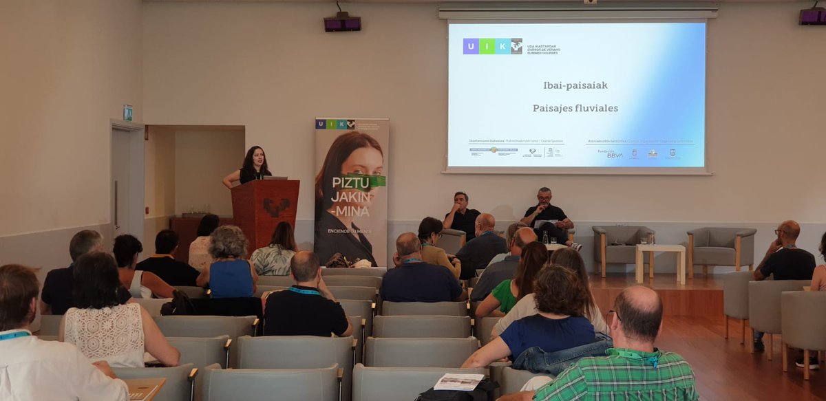 "Ibai-espazioen erronkak eta aukerak" hizpide dira atzo eta gaur Bilboko Bizkaia aretoan.

ℹ️  uik.eus/eu/jarduera/ib…

#UdaIkastaroak  #CursosDeVerano  #UIK  #EzagutzarenAlde