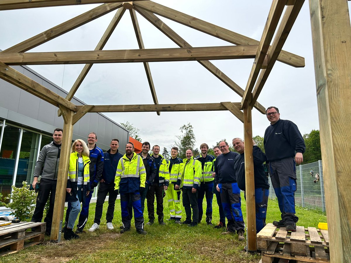 Fit4Management: #SozialesEngagement 🤝 ist fester Bestandteil unseres #Actemium Förderprogramms für Bau- &amp; Projektleiter:innen.
 
Die 7. Teilnehmergruppe baute für die #Caritas Singen-Hegau einen Gartenpavillon 🔨 auf, damit die Freianlage bei Wind und Wetter genutzt werden kann.